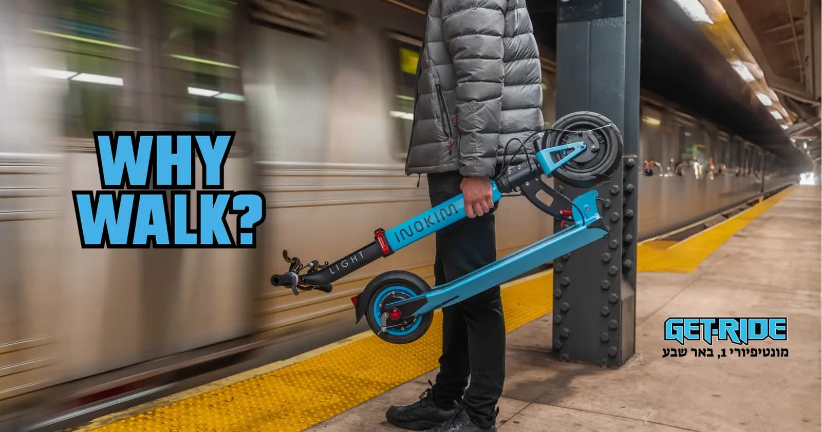 רוכב נושא קורקינט בתחנת רכבת